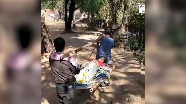 Врач восемь часов нес истекающую кровью роженицу в больницу и спас ей жизнь - ВИДЕО