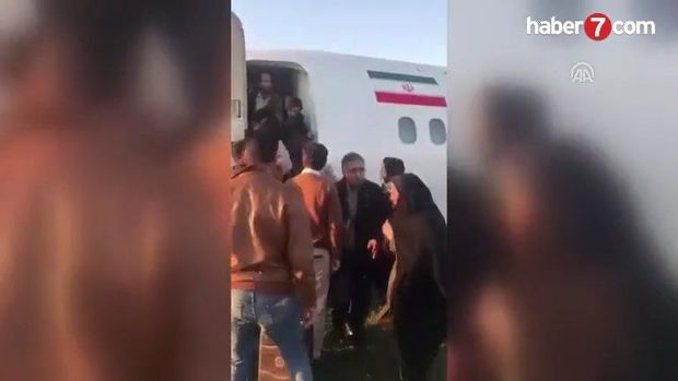 Sərnişinlər yanan təyyarəni təlaş içində tərk etdilər - VİDEO