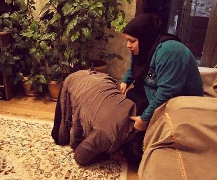 Azərbaycanda deputatlığa namizəd şəhid anasının ayağından öpdü - FOTO