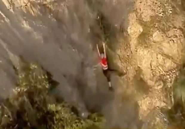 Мужчина спас туристку за секунду до смерти – ВИДЕО
