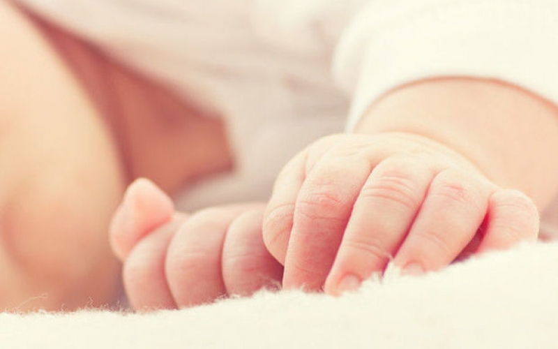 Qadın 8 aylıq övladını 5 min dollara satmaq istədi