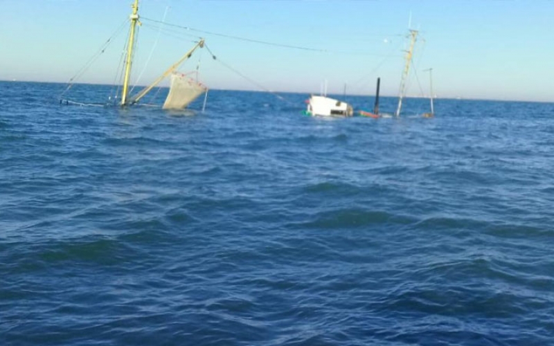 Xəzərdə balıqçı gəmisi batdı: 4 nəfər xilas edildi - FOTOLAR