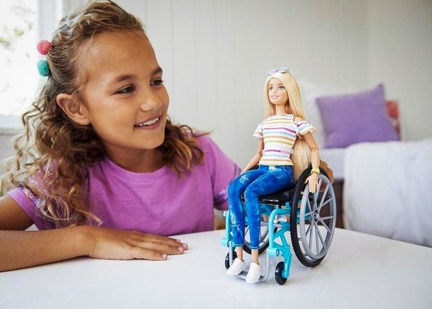 “Barbie” gəlincikləri əlil arabalarında - VİDEO