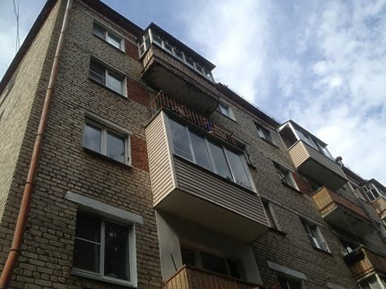 В Баку пожилой мужчина умер после падения с крыши