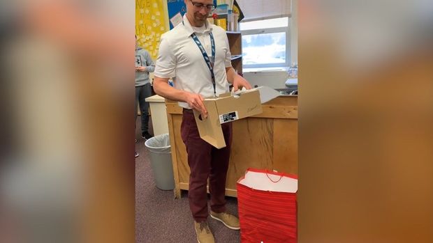 Şagirdlərin hədiyyəsini görən müəllim göz yaşlarını tuta bilmədi - VİDEO