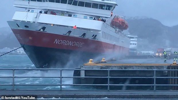 Qəfil başlayan qasırğa kruiz gəmisində qorxulu anlar yaşatdı - VİDEO