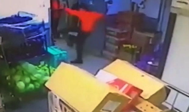 Oğrunu bir zərbə ilə öldürdü - VİDEO