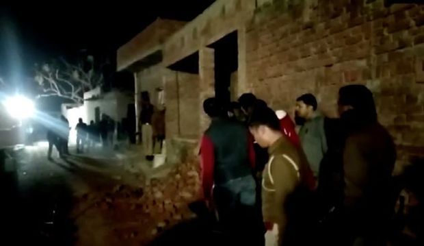 В Индии односельчане забили камнями жену взявшего в заложники 20 детей