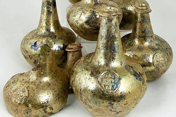 Fəhlə qazıntı zamanı xəzinə tapdı