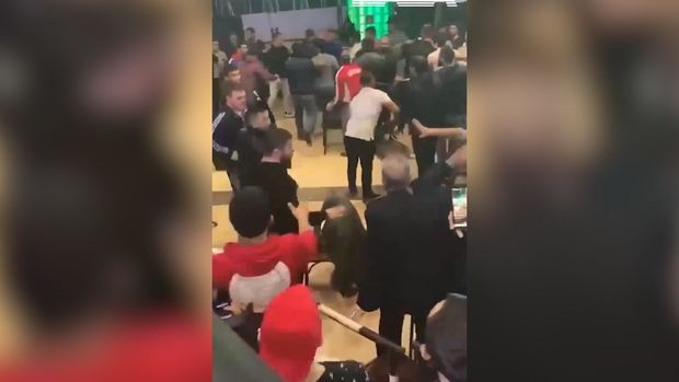 Qaydasız döyüşə tamaşaçılar da qoşuldu - VİDEO