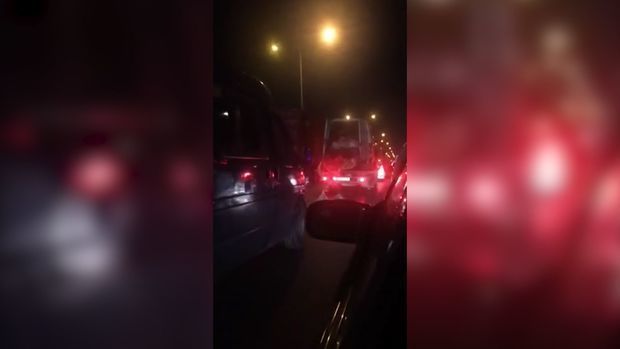 Эвакуатор на трассе Баку - Сумгайыт создал опасную ситуацию - ВИДЕО