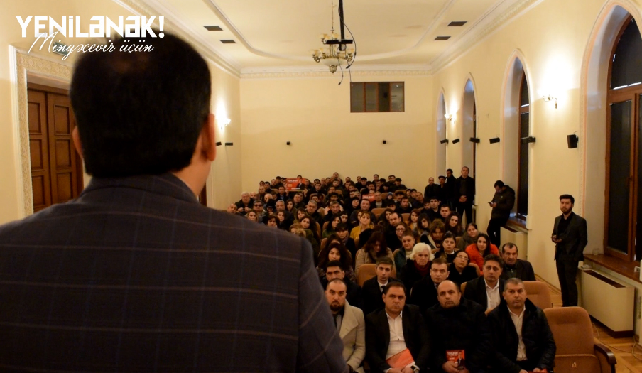 YÜZLƏRLƏ SEÇİCİ SƏBUHİ ABBASOVLA GÖRÜŞ ÜÇÜN MİNGƏÇEVİR DRAM TEATRINA AXIN ETDİ - VİDEO