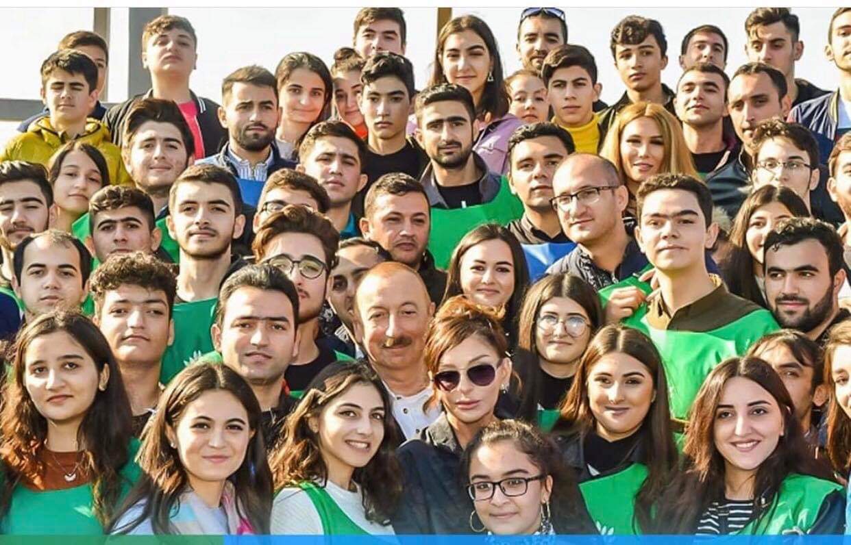 Mehriban Əliyeva gəncləri təbrik etdi
