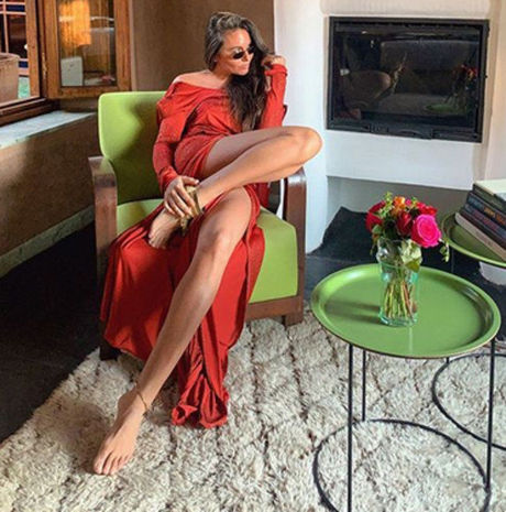 Məşhur model bir boşqab çəyirtkə yedi - FOTO