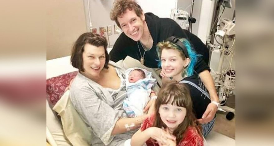 Милла Йовович родила третью дочку в 44 года