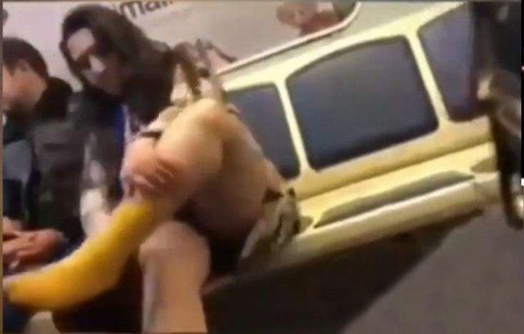 Bakı metrosunda bu da oldu: Qadın görün nə etdi - VİDEO