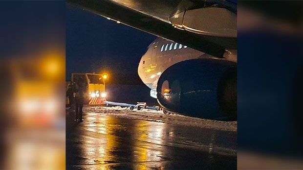 Пассажирский самолет выкатился за пределы взлетно-посадочной полосы