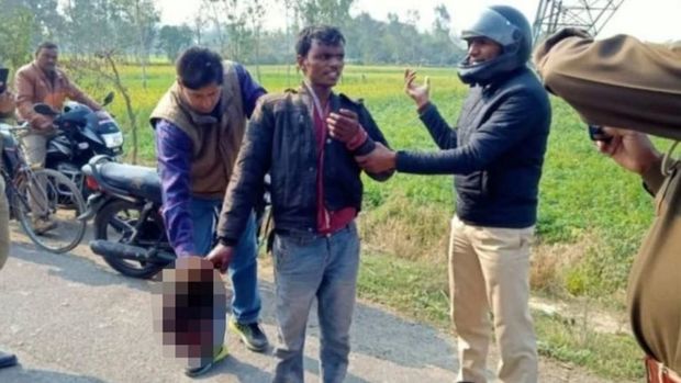 Индиец разгуливал с головой жены, напевая национальный гимн