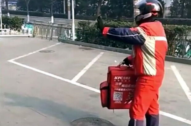 Çində insanları yoluxdurmamaq üçün yeməkləri belə çatdırırlar - VİDEO