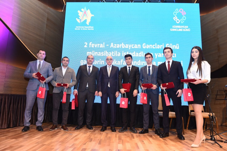 “Nar” ictimai fəallığı ilə seçilmiş gəncləri təbrik etdi - FOTOLAR