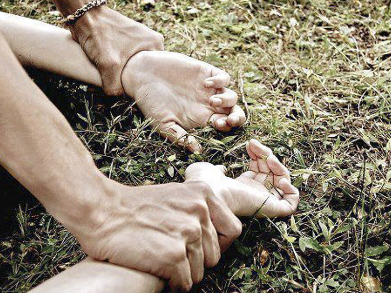 Küçədə sevişən cütlüyü bölməyə apardılar, maşında da öpüşdülər - Polis ayıra bilmirdi - FOTO