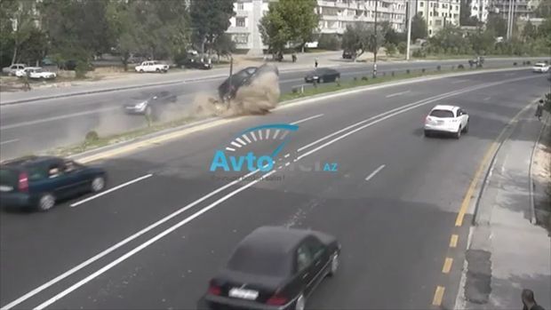 В Баку внедорожник врезался в фонарный столб - ВИДЕО