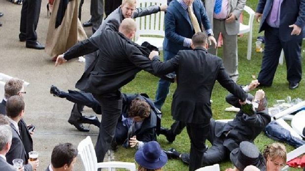 Toyda qızıl üstündə başlayan mübahisə kütləvi davaya çevrildi - VİDEO