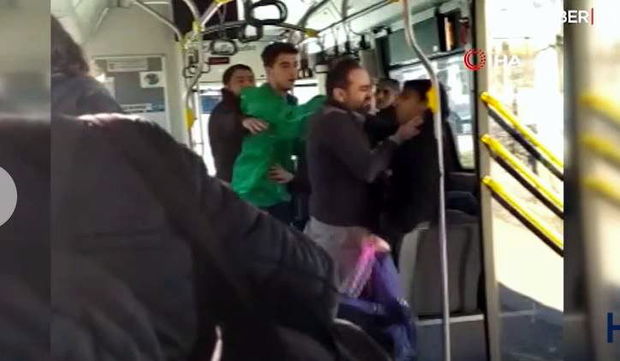 Üstü çirkli uşağı avtobusdan çıxardı, onu müdafiə edəni isə boğmaq istədi - VİDEO