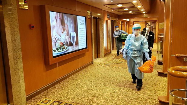 Десять пассажиров круизного лайнера оказались в 