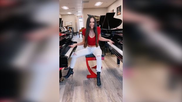 Eyni zamanda iki pianoda ifa edən qadın görənləri heyrətə gətirdi - VİDEO