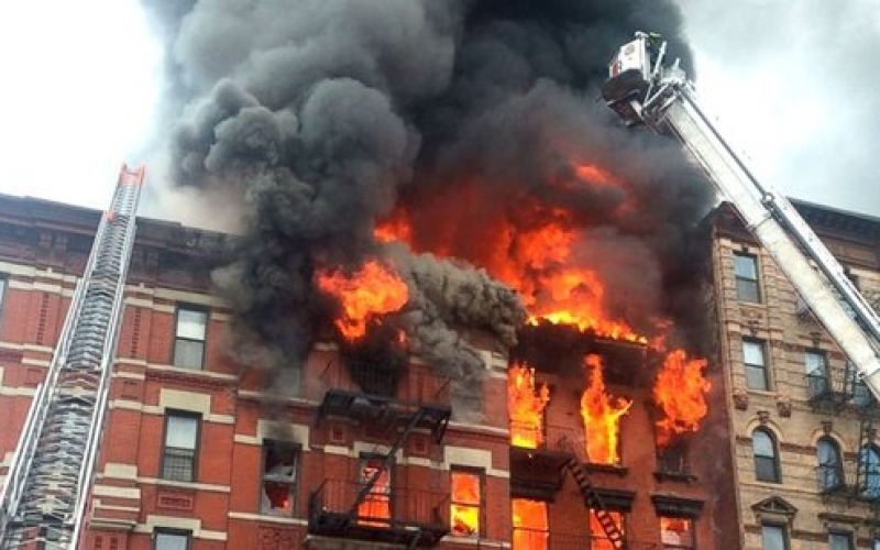 Bakıda hündürmərtəbəli binada YANĞIN - Uşaq xilas edildi - FOTOLAR