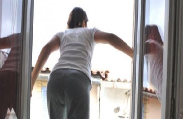 Şirvanda qadın səkkizinci mərtəbədən yıxılıb öldü