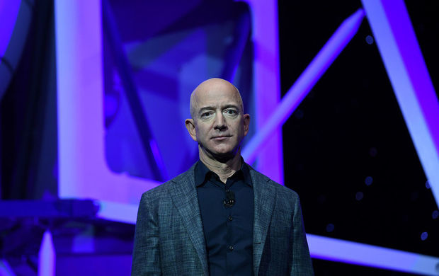 Безос продал акции Amazon почти на два миллиарда долларов