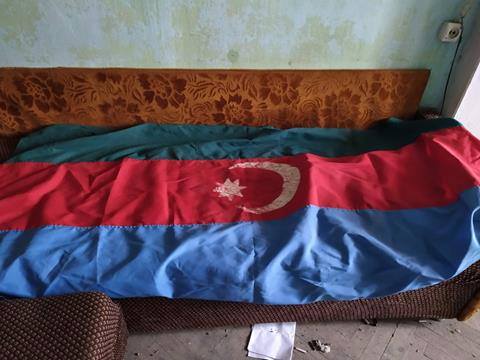 Zabitlər evində bayraq döşəmədə toz çəkir, hərbçi fotoları nəm verir... FOTOLAR