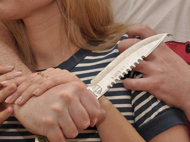 Bakıda qardaş bacısının boğazını kəsərək öldürdü