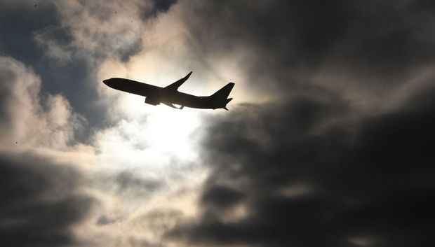 Göyərtəsində 172 sərnişin olan təyyarə raket hücumlarından son anda xilas oldu - VİDEO