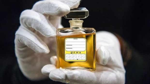 Mağazaya oyuncaq silahla hücum edib ətirləri içdi