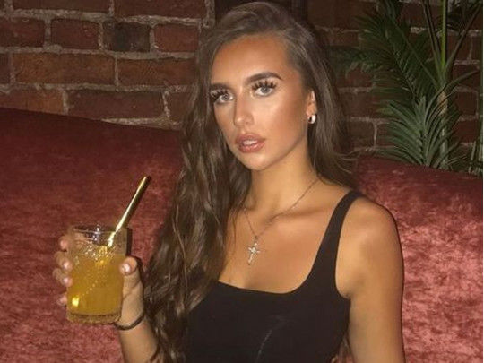 Девушка испугала друзей своим селфи: она не заметила, что была не одна - ФОТО