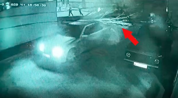 Bakıda təhlükəli anlar: Uşaqlar ölümdən son anda xilas oldular - ANBAAN VİDEO