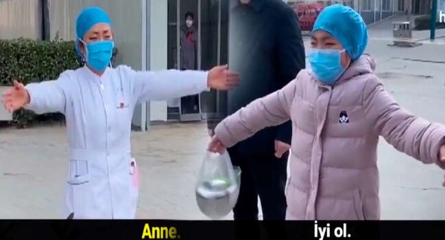 Övladı anasını virusa görə qucaqlaya bilmədi: ÜRƏKSIZLADAN GÖRÜNTÜLƏR - VİDEO