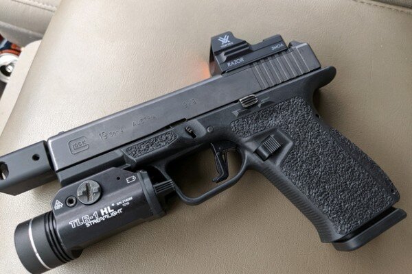 Bakıda BMW-dən tapança aşkarlandı