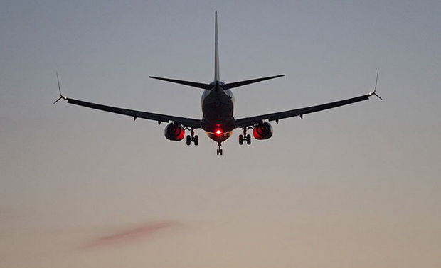 Göyərtəsində 100-ə yaxın sərnişin olan təyyarə məcburi enişə hazırlaşır