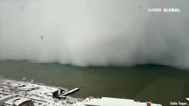 Dəniz üzərindən sahilə hərəkət edən qar fırtınası - VİDEO