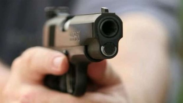 Evə gecə gələn sevgilisini ayağından güllələdi - VİDEO