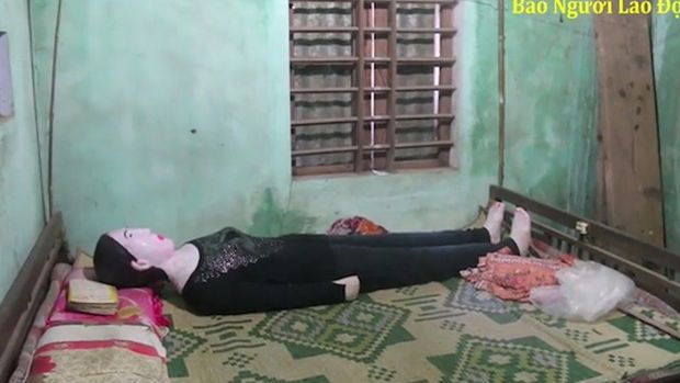 Ər 17 ildir həyat yoldaşının cəsədi ilə yatır – FOTO/VİDEO