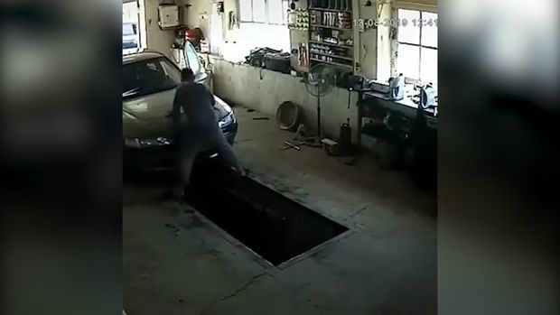 Работник автомастерской упал в смотровую яму, когда мыл машину - ВИДЕО