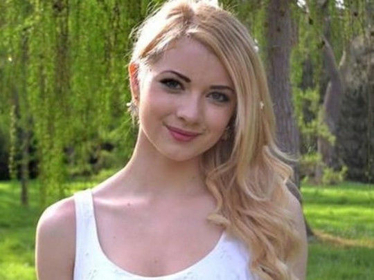 Полицейские утащили с пляжа туристку в бикини – ВИДЕО