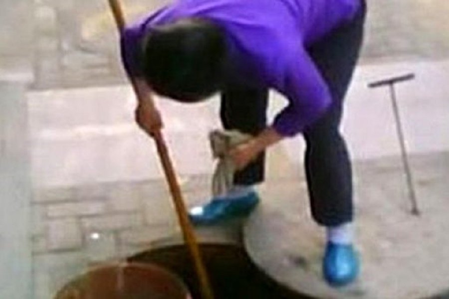 Çindən iyrənc görüntülər - KANALİZASİYADA YIĞILAN YAĞLARI...