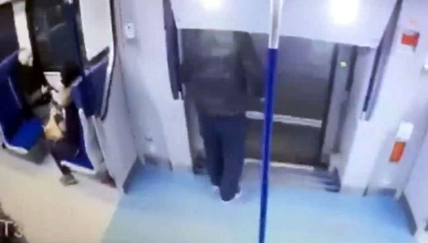 İşə getmək əzmi ilə qatardan tullandı - VİDEO