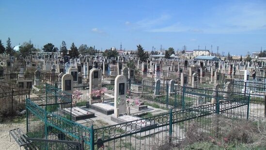 Bakıda qəbiristanlıqda ŞOK CİNAYƏT – Bürünc lövhəni sökdülər